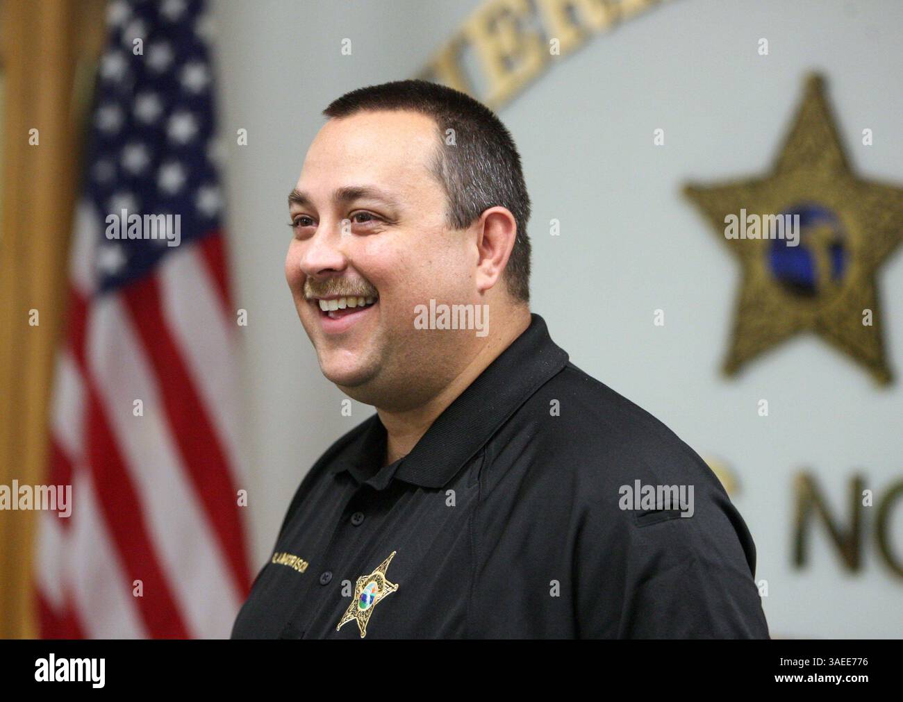 November 2011 - New Port Richey, FL - BRENDAN FITTERER | Times. PT 346688 FITT facebook 2 (11/17/2011 New Port Richey) CPL. Art Morrison II, ein Mitglied des Geiselverhandlungsteams des Pasco Sheriff's Office, schickte eine Facebook-Freundschaftsanfrage an einen Mörder in einem Schuppen, um ein Gespräch zu initiieren. Es hat funktioniert. Nachdem sie seine Bitte angenommen hatten, begannen die beiden zu plaudern. Schließlich, nachdem der Mann eine Matratze in Brand gesetzt hatte, verließ er den Schuppen auf Morrisons Geheiß, sagten Beamte. Der Mann wurde sofort nach dem Baker Act des Bundesstaates in Gewahrsam genommen. BRENDAN FITTERER | Times. (Bild: © St. Petersburg Tim Stockfoto