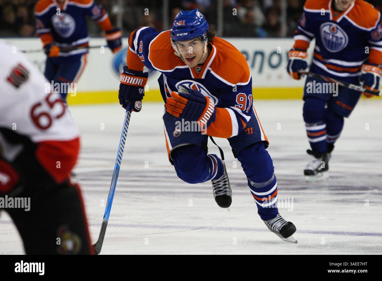 17. November 2011 - Edmonton, Alberta, Kanada - Edmonton Oilers [vorwärts] Magnus Paajarvi (91) betritt die Offensive Zone gegen die Ottawa Senators am Rexall Place in Edmonton, ab (Credit Image: © Marko Ditkun/Southcreek/ZUMApress.com) Stockfoto