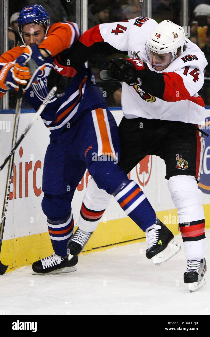 17. November 2011 - Edmonton, Alberta, Kanada - Edmonton Oilers [Defenseman] Corey Potter (44) hat einen großen Hit von Ottawa Senators [Forward] Colin Greening (14) am Rexall Place in Edmonton, ab (Credit Image: © Marko Ditkun/Southcreek/ZUMApress.com) Stockfoto