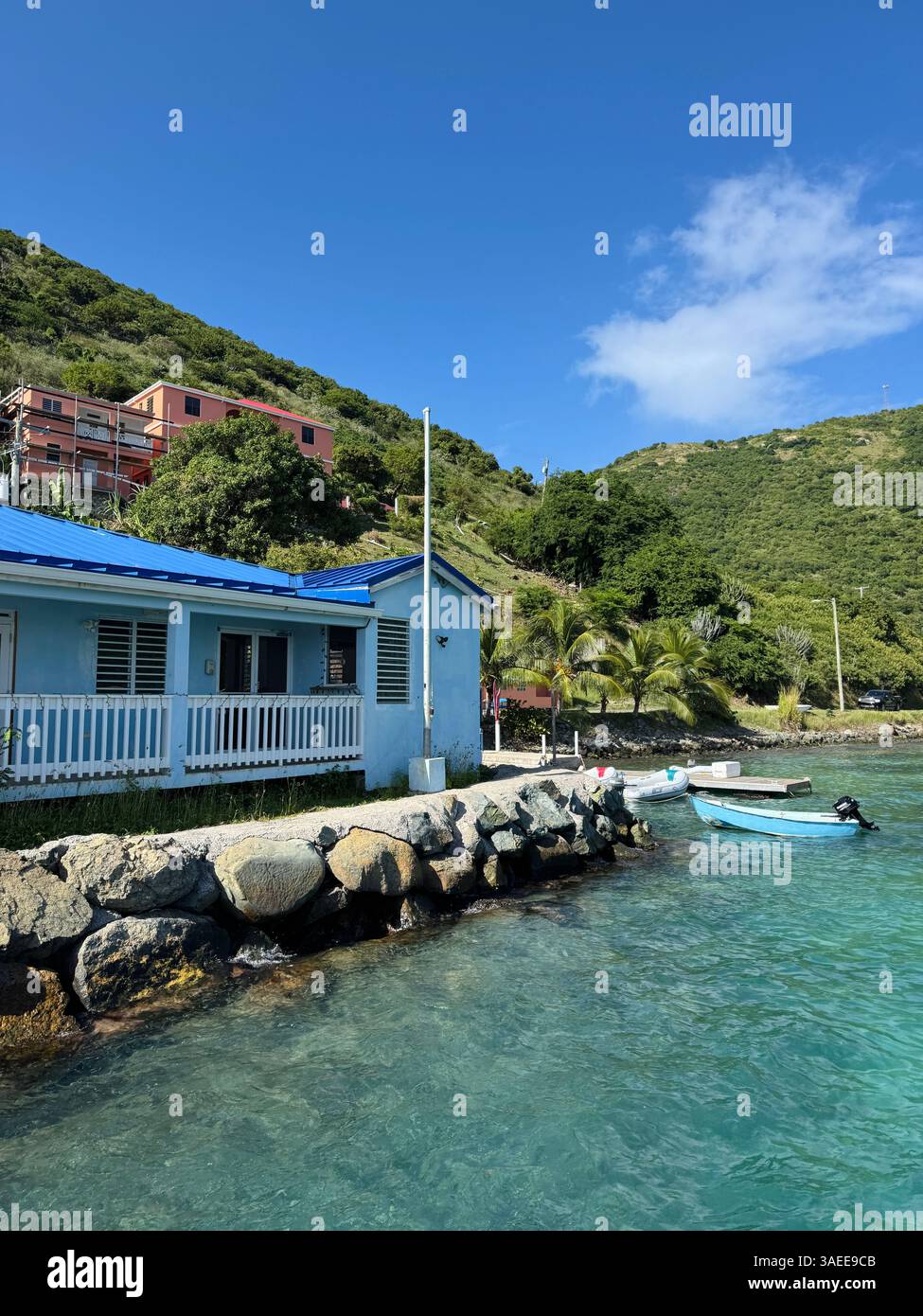 Malerischer Blick auf Häuser am Wasser und kleine Boote in Great Harbour, Jost Van Dyke, British Virgin Islands. - Smartphone-aufgenommenes Stockfoto