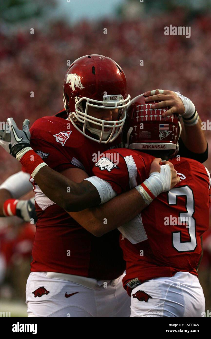 19. November 2011: Joe Adams #3 wird von einem seiner Linemans begrüßt, nachdem er einen Touchdown-Fang hatte. Die Razorbacks besiegten die Bulldogs 44-17 im war Memorial Stadium in Little Rock, AR, Richey Miller/CSM(Credit Image: © Richey Miller/Cal Sport Media/ZUMAPRESS.com) Stockfoto
