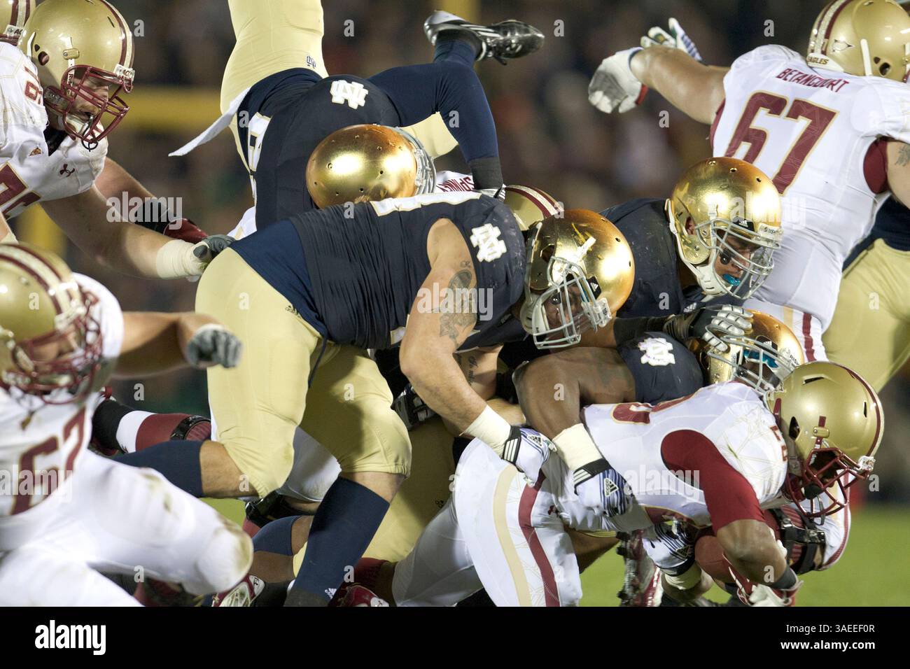 November 2011 - South Bend, Indiana, USA Tahj Kimble (#20) wird im dritten Quartal des NCAA-Fußballspiels zwischen Notre Dame und Boston College von Linebacker Darius Fleming (#45) und Inside Linebacker Manti Te'o (#5) angegriffen. Die Notre Dame Fighting Irish besiegten die Boston College Eagles 16-14 im Notre Dame Stadium in South Bend, Indiana. (Kreditbild: © John Mersits/Southcreek/ZUMAPRESS.com) Stockfoto