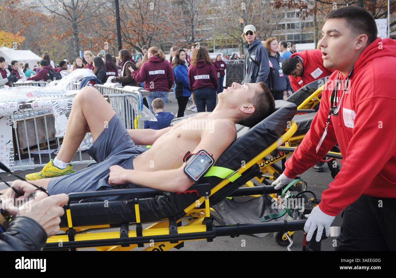 20. November 2011 - Philadelphia, PA, USA - Ein Läufer wird auf einer Trage abgeholt, nachdem er beim Philadelphia Marathon am Sonntag, den 20. November 2011 in Philadelphia, Pennsylvania, die Ziellinie überquert hat. An einem Tag, der für seine optimalen Laufbedingungen gelobt wurde, stürzten zwei Läufer zusammen und starben kurz vor dem Ziel. (Bild: © Sarah J. Glover/Philadelphia Inquirer/MCT/ZUMAPRESS.com) Stockfoto