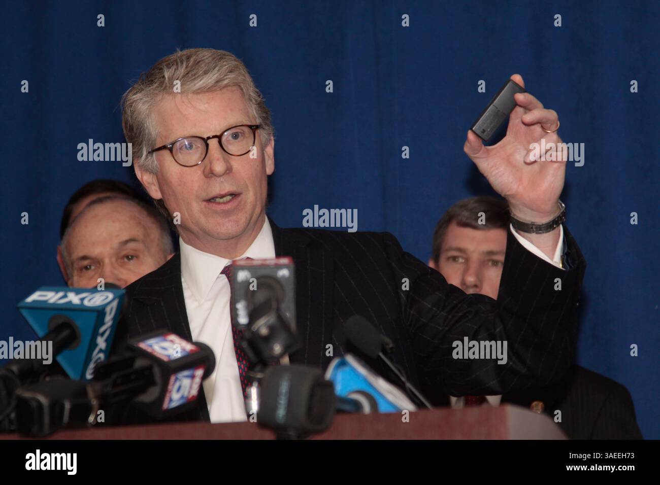 November 2011 - New York, New York, USA - CYRUS VANCE, Staatsanwalt, zeigt ein Skimmgerät an. Diebstahl von Kreditkarten in New Yorker Restaurants wie Capital Grille und JoJo. Die Informationen wurden von Kellnern gestohlen, die Geräte zum Absaugen hatten, um Wein, Handtaschen und Schmuck zu kaufen und zu verkaufen. Die Anklagen umfassen Korruption in Unternehmen, Verschwörung und großen Diebstahl (Credit Image: © John Marshall Mantel/ZUMAPRESS.com). Stockfoto