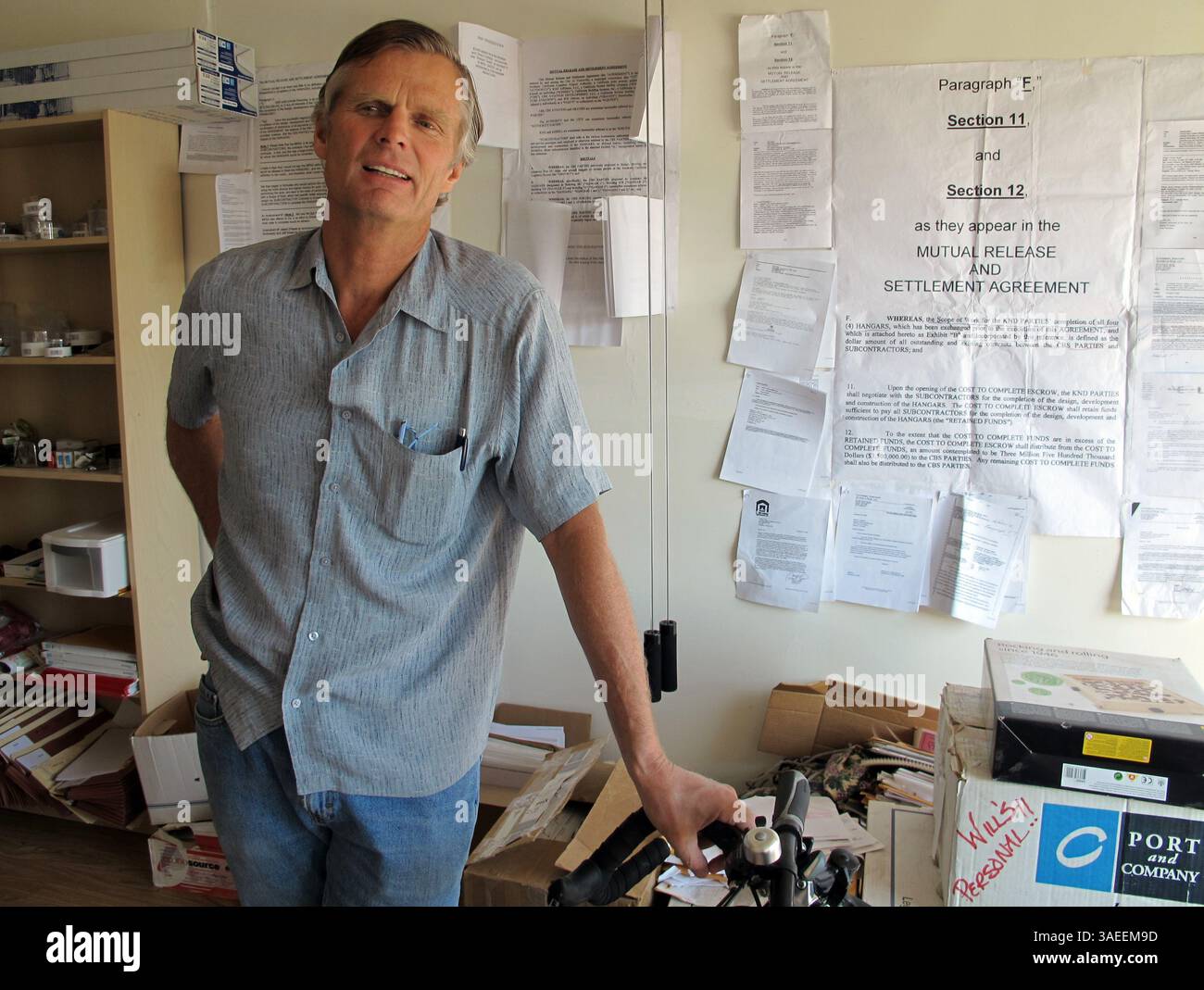 21. Oktober 2011 - Phoenix, AZ, USA - William Andrew Graven, ein Investor aus Arizona, sagt, er habe die Versprechen eines mexikanischen Casinounternehmens „Hook, Line and sinker“ verschluckt. Graven wird am 21. Oktober 2011 in seiner Garage in Phoenix, Arizona, gesehen. (Kreditbild: © Tim Johnson/MCT/MCT/ZUMAPRESS.com) Stockfoto
