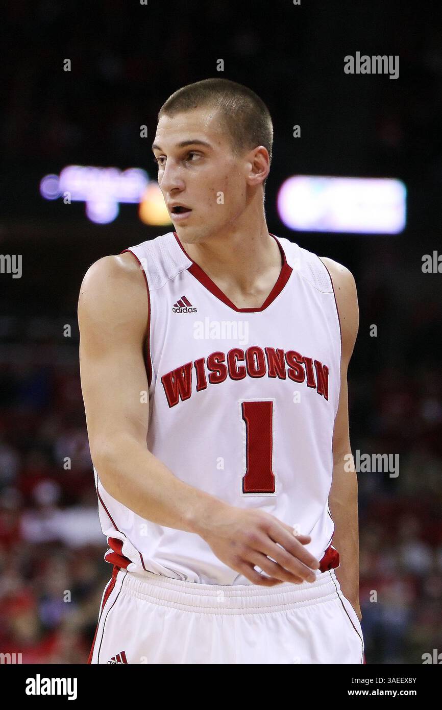 November 2011: Madison, Wisconsin, USA S – der Wisconsin-Wärter Ben Brust #1 hatte 12 Punkte in 23 Minuten Action gegen UMKC. Die Wisconsin Badgers besiegten die UMKC Kangaroos 77-31 im Kohl Center in Madison, Wisconsin. (Bild: © John Fisher/Southcreek/ZUMAPRESS.com) Stockfoto