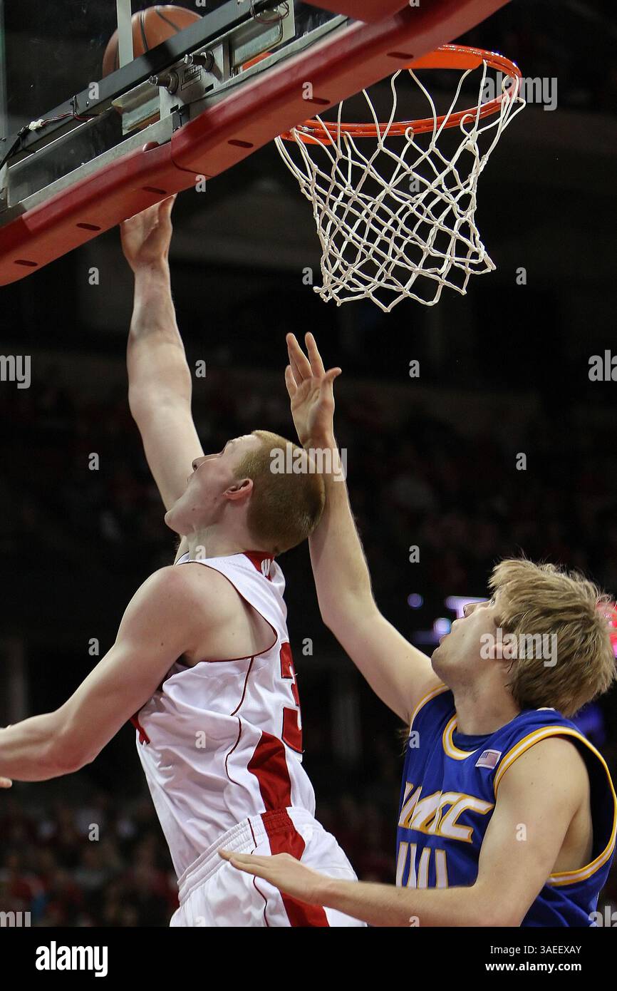 November 2011: Madison, Wisconsin, USA S - Wisconsin-Stürmer Mike Bruesewitz #31 geht auf einen umgekehrten Layup. Die Wisconsin Badgers besiegten die UMKC Kangaroos 77-31 im Kohl Center in Madison, Wisconsin. (Bild: © John Fisher/Southcreek/ZUMAPRESS.com) Stockfoto