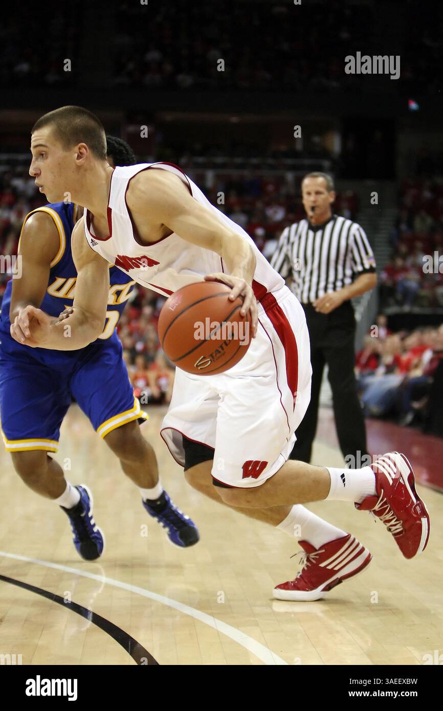 November 2011: Madison, Wisconsin, USA S – Wisconsin Guard Ben Brust #1 steuert die Baseline auf dem UMKC-Verteidiger in der ersten Halbzeit. Brust hatte 12 Punkte im Spiel. Die Wisconsin Badgers besiegten die UMKC Kangaroos 77-31 im Kohl Center in Madison, Wisconsin. (Bild: © John Fisher/Southcreek/ZUMAPRESS.com) Stockfoto