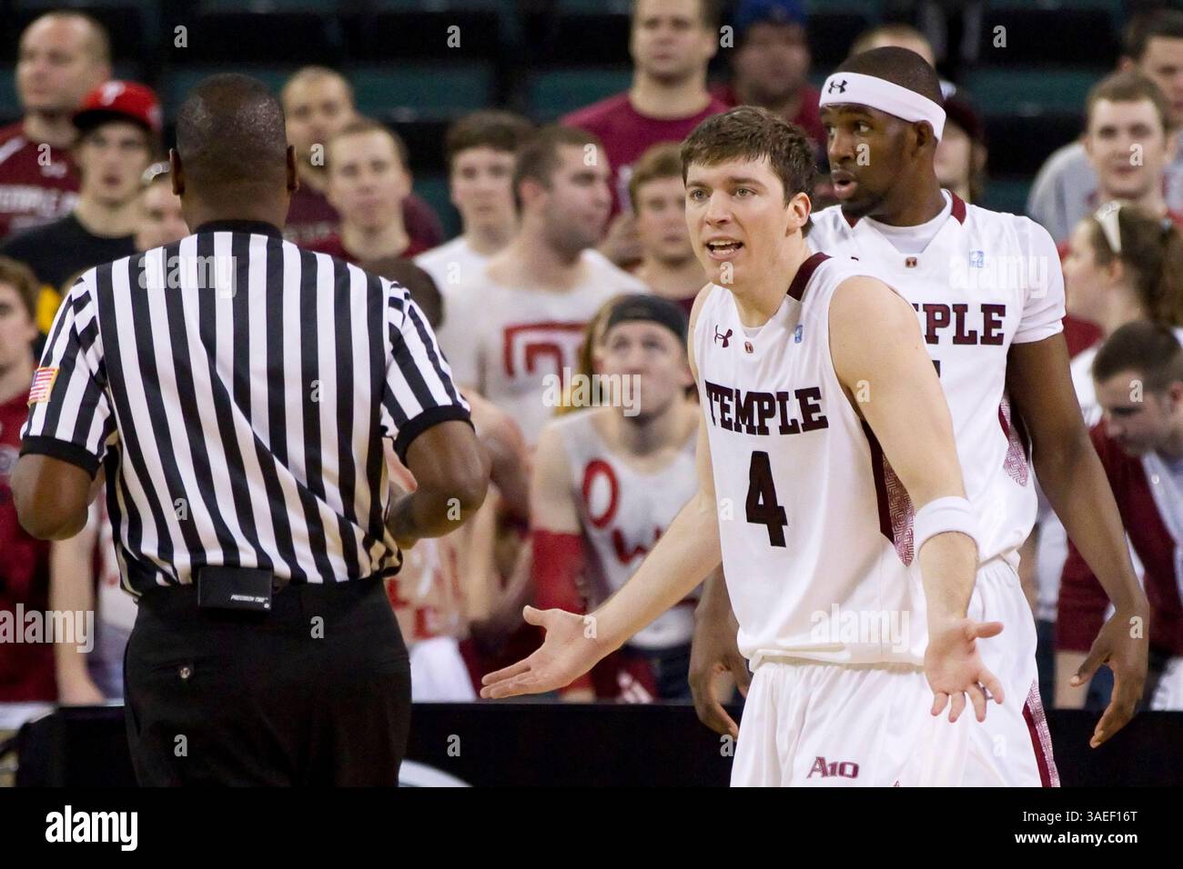9. März 2012: Juan Fernandez (4) hinterfragt den Anruf des Beamten während des Basketballspiels Atlantic 10 Tournament zwischen den Massachusetts Minutemen und den #21/#24 Temple Ewls in der Boardwalk Hall in Atlantic City, New Jersey. (Bild: © Chris Szagola/Cal Sport Media/ZUMAPRESS.com) Stockfoto 9. März 2012: Juan Fernandez (4) hinterfragt den Anruf des Beamten während des Basketballspiels Atlantic 10 Tournament zwischen den Massachusetts Minutemen und den #21/#24 Temple Ewls in der Boardwalk Hall in Atlantic City, New Jersey. (Bild: © Chris Szagola/Cal Sport Media/ZUMAPRESS.com) Stockfoto