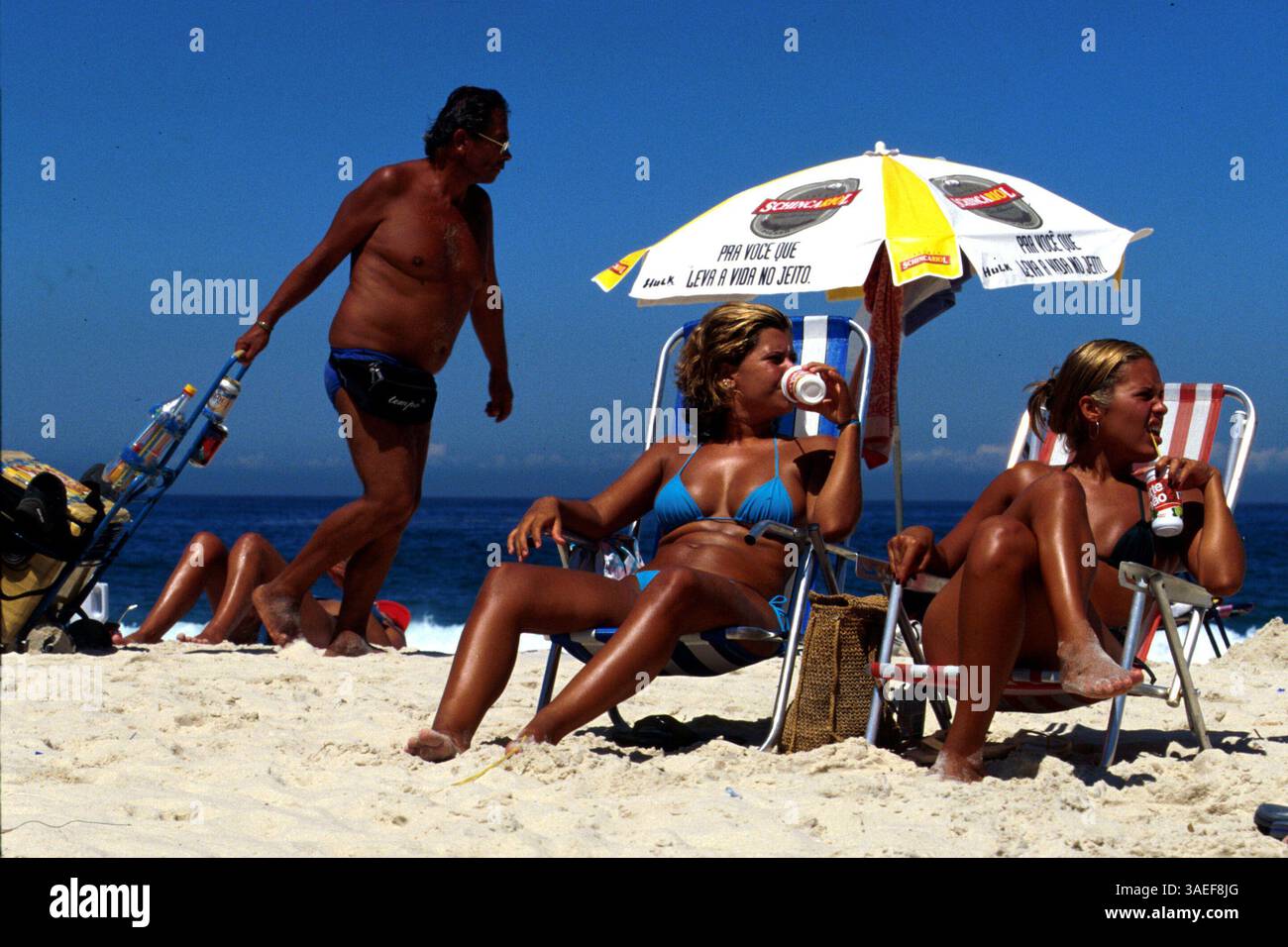 14. März 2000; Rio de Janeiro, BRASILIEN; Sonnenanbeter und Händler füllen den Copacabana Beach, während Brasilien den 500. Jahrestag der Ankunft des portugiesischen Entdeckers Vasco de Gama feiert. . (Bild: Eric Slomanson/ZUMAPRESS.com) Stockfoto