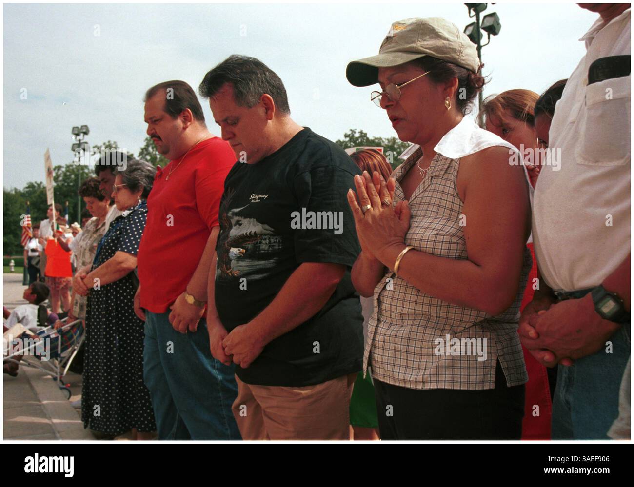 September 2001; Austin, Texas, USA; die jährliche Feier des mexikanischen Unabhängigkeitstages, deis y Seis, wurde nach den Angriffen des World Trade Center/Pentagon im Texas Capital Building zu einer Demonstration der Unterstützung für die USA. . (Bild: Peter Silva/ZUMAPRESS.com) Stockfoto