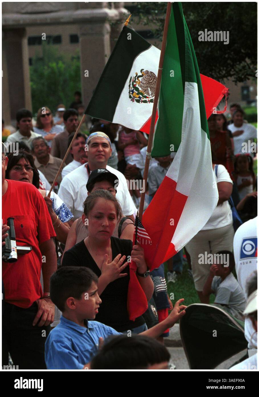 September 2001; Austin, Texas, USA; die jährliche Feier des mexikanischen Unabhängigkeitstages, deis y Seis, wurde nach den Angriffen des World Trade Center/Pentagon im Texas Capital Building zu einer Demonstration der Unterstützung für die USA. . (Bild: Peter Silva/ZUMAPRESS.com) Stockfoto