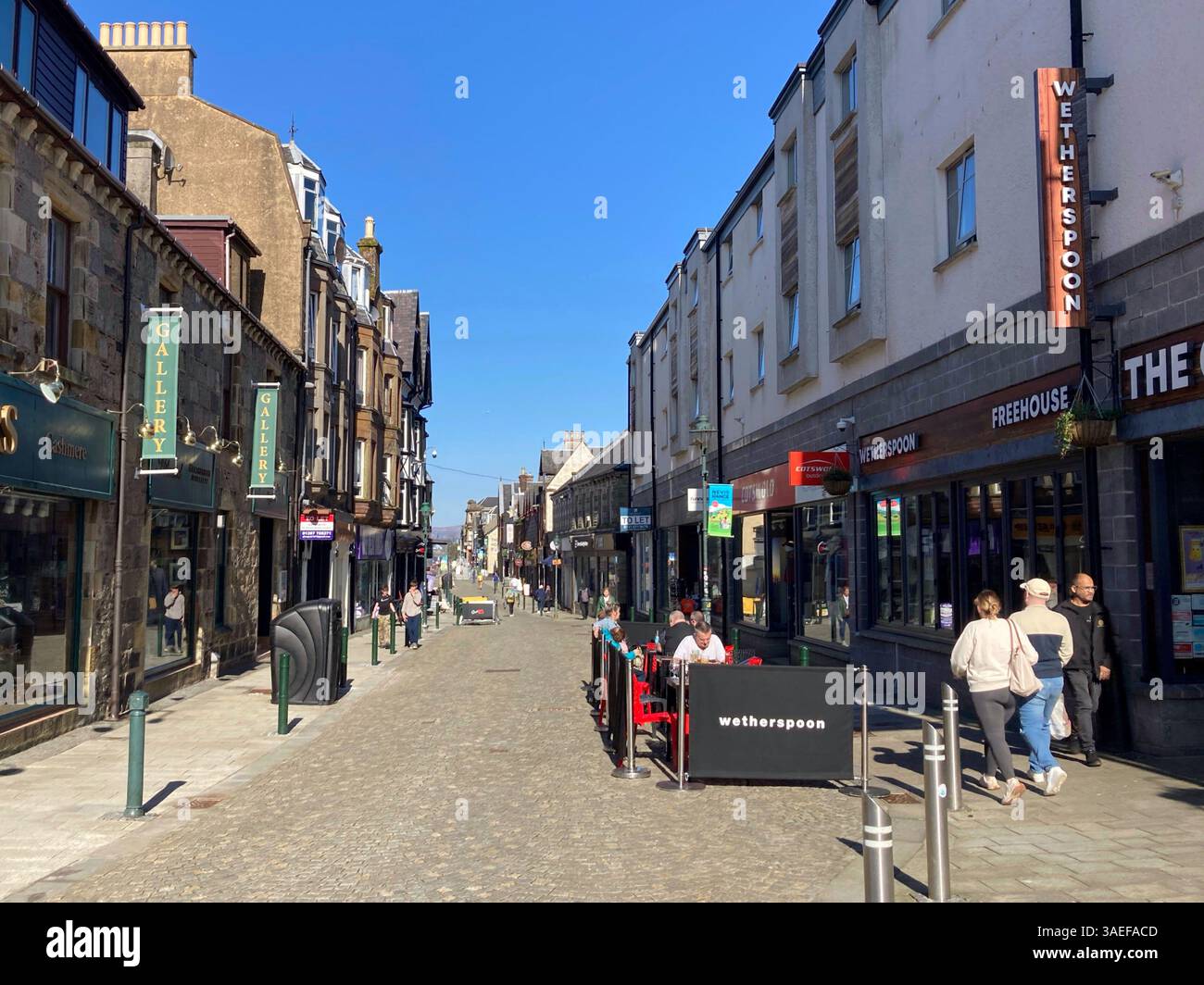 Wetherspoon Pub und Geschäfte in der Fort William High Street, Fort William Schottland Stockfoto