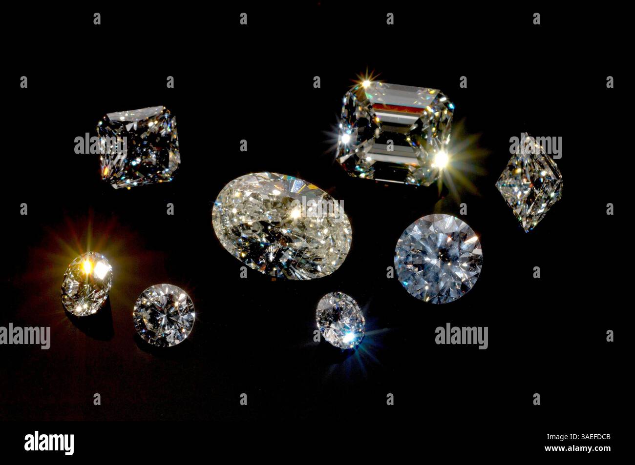 Oktober 2005; Santa Ana, CA, USA; Diamanten im Brillantschliff, Smaragdschliff, Radiant-Schliff, Prinzessschliff und Oval-Schliff. (Bild: Stan Sholik/ZUMAPRESS.com) Stockfoto