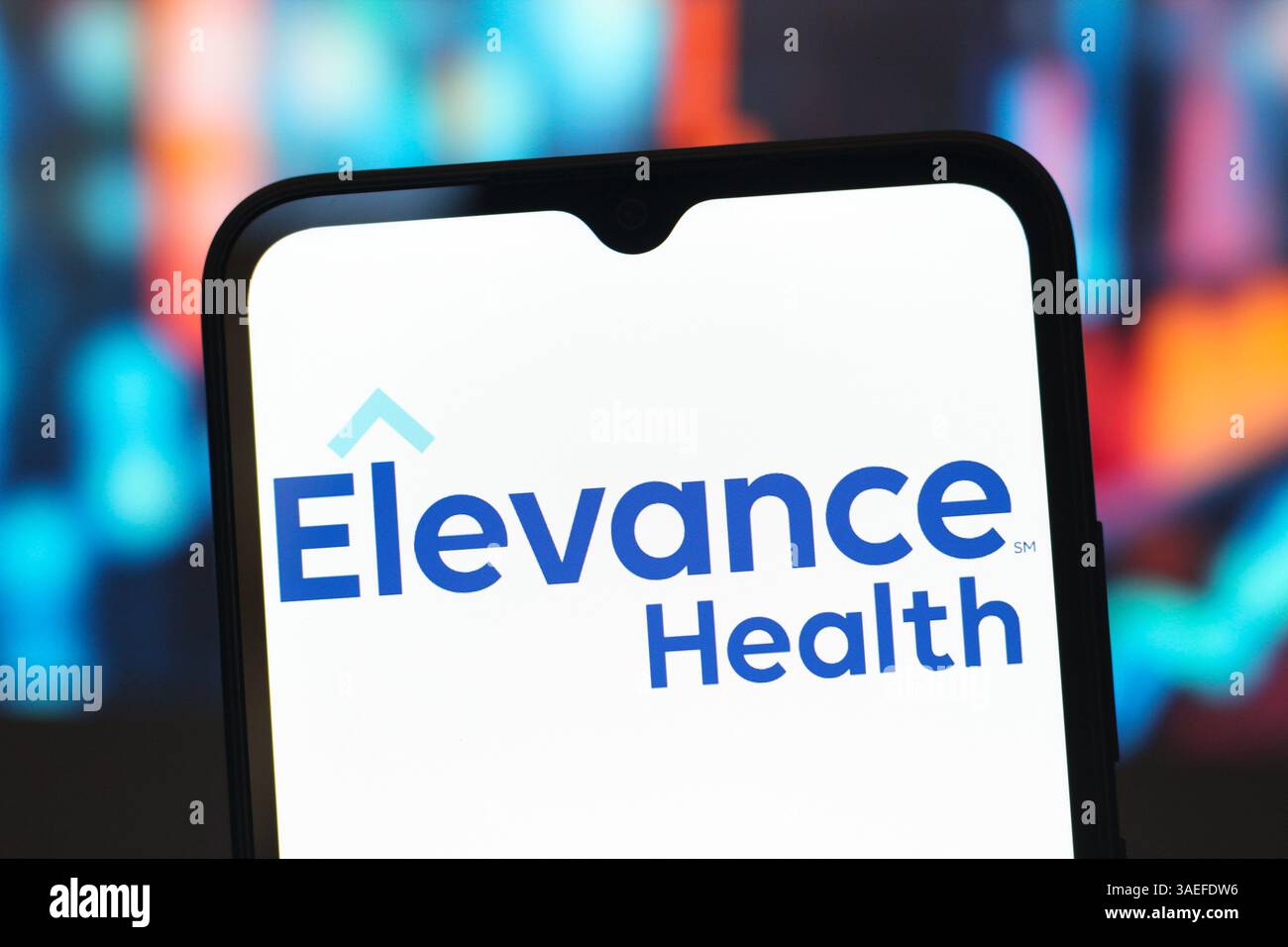 In dieser Abbildung wird das Elevance Health Logo auf einem Smartphone-Bildschirm angezeigt. Stockfoto