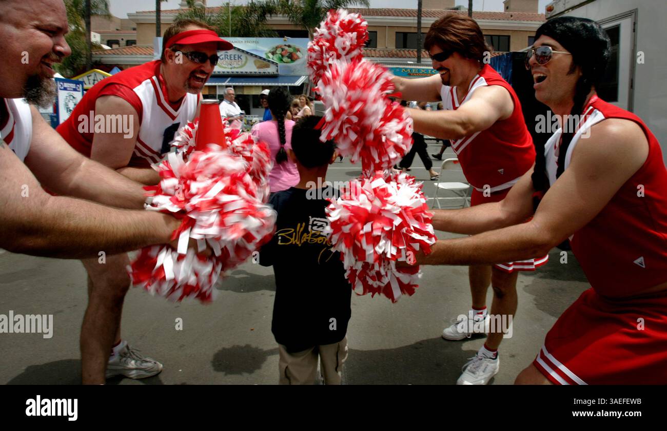 14. Juni 2008, Del Mar, California_San Diego County Fair Cheerleader PHILIP BARRY, links, MARK SMITH, MICHAEL Kern und sein Bruder TIM Kern, rechts, alle Tim Kern Productions in San Diego bieten den Messebesuchern eine „Autowaschanlage“, während sie am ersten Tag der diesjährigen Messe in die Mitte fahren._ (Credit Image: San Diego Union-Tribune/ZUMAPRESS.com) Stockfoto