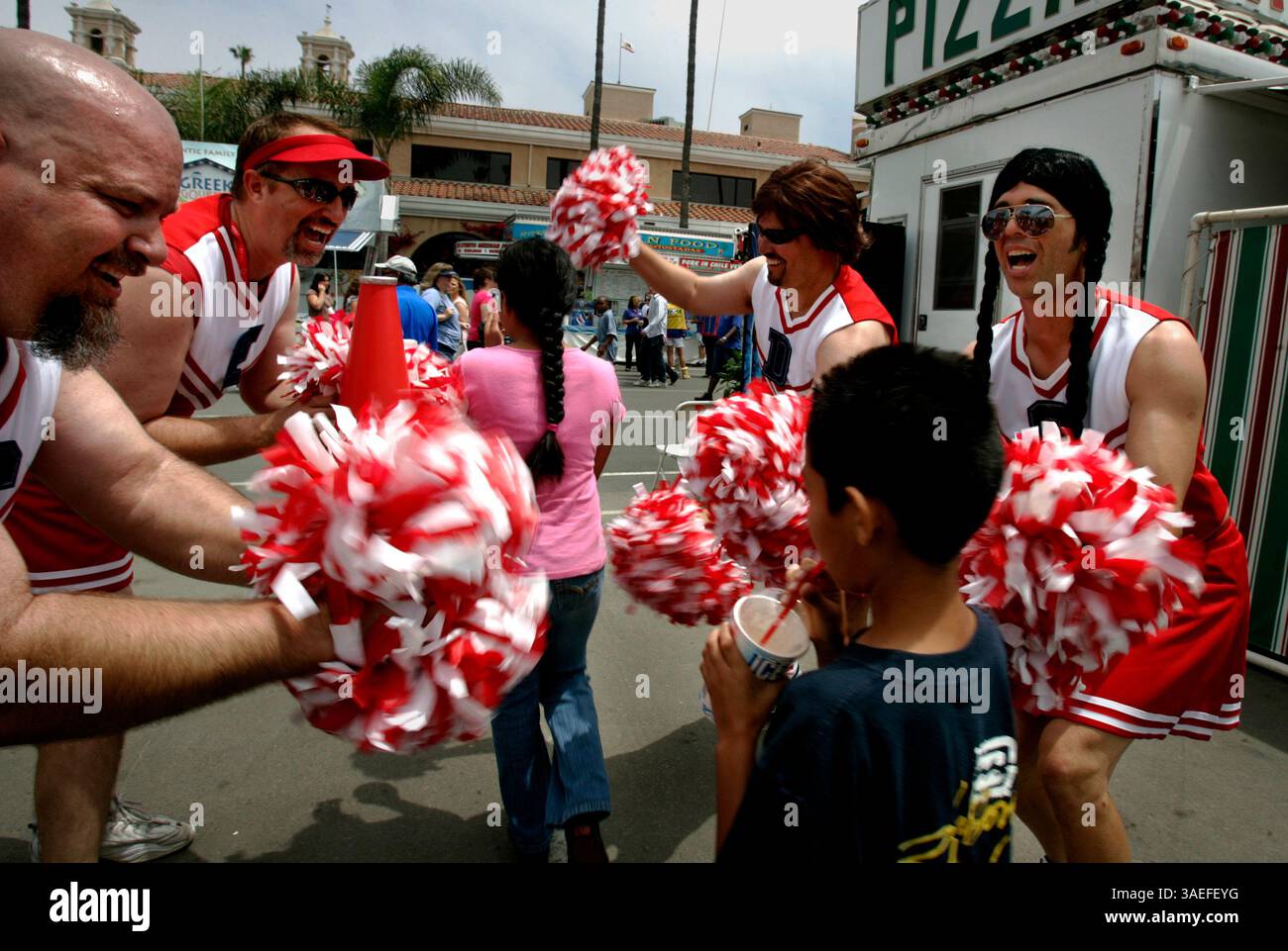 14. Juni 2008, Del Mar, California_San Diego County Fair Cheerleader PHILIP BARRY, links, MARK SMITH, MICHAEL Kern und sein Bruder TIM Kern, rechts, alle Tim Kern Productions in San Diego bieten den Messebesuchern eine „Autowaschanlage“, während sie am ersten Tag der diesjährigen Messe in die Mitte fahren._ (Credit Image: San Diego Union-Tribune/ZUMAPRESS.com) Stockfoto