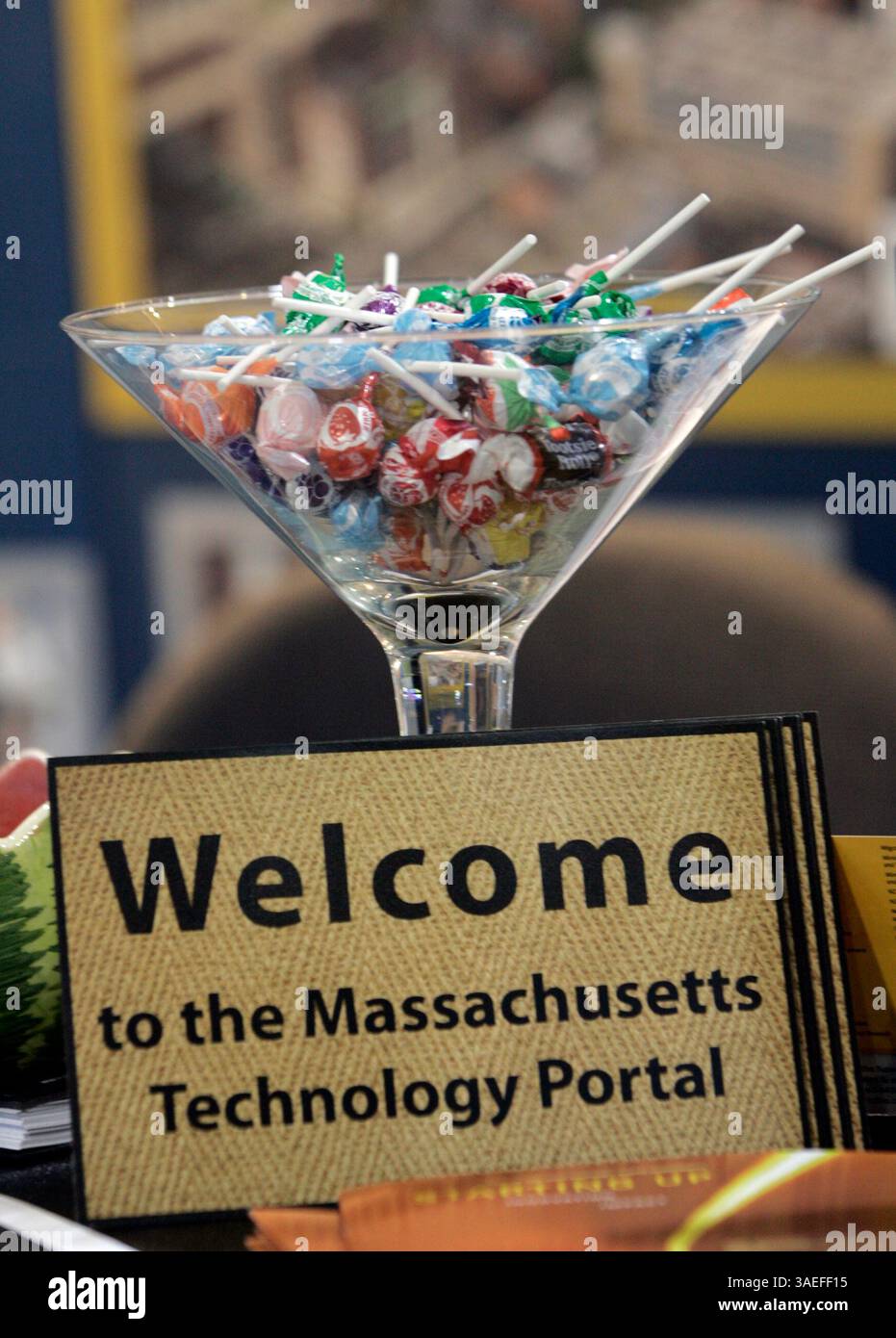 Juni 2008, San Diego, Kalifornien, USA. Die BIO 2008 Convention hier in San Diego bringt diese Woche nicht nur Elite-Wissenschaftler ins Kongresszentrum, sondern bringt auch die neuesten Convention-Swag. Die meisten Händler bieten die übliche Auswahl an Stiften und Schokolade an, aber es gab auch Neuheiten wie echte Crocs Schuhe und Fußmassagen. Foto (Foto: San Diego Union-Tribune/ZUMAPRESS.com) Stockfoto