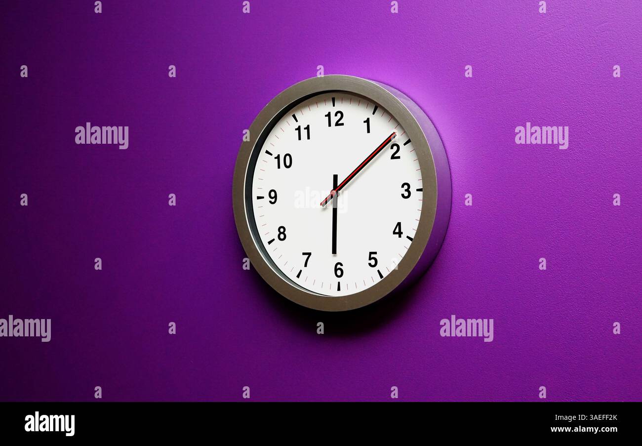 Die Zeit tickt ab – 6:09 Uhr an der Mauer Stockfoto