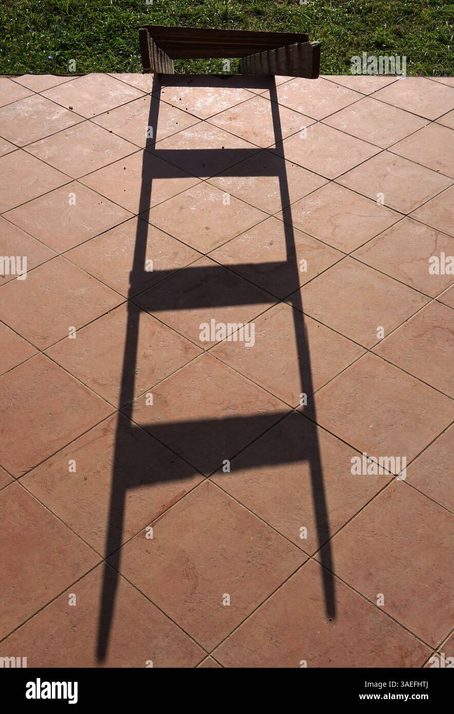 Lichtstufen – Leiterschatten auf Kacheln Stockfoto