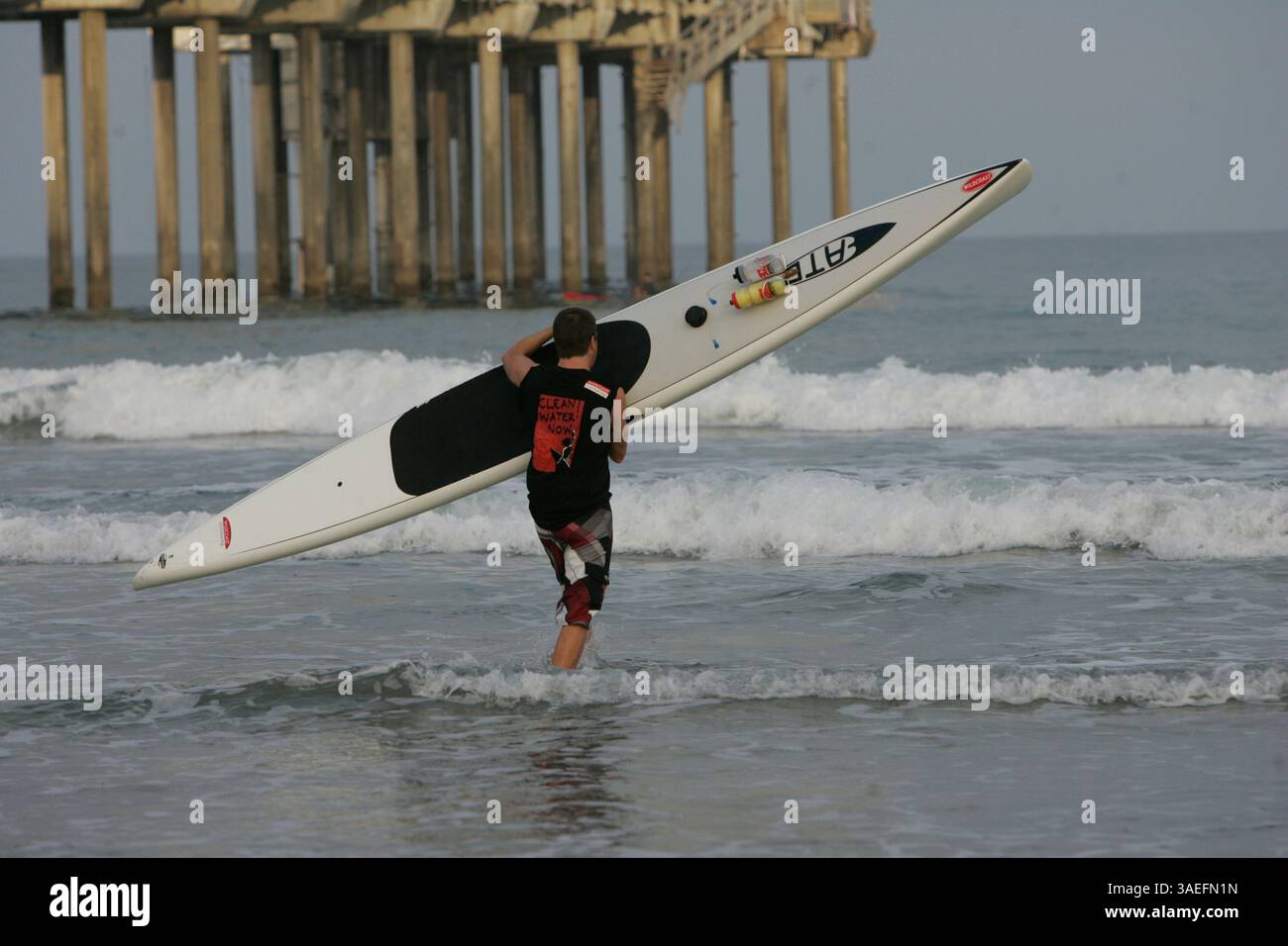 Am 5. September 2008 startete der Encinitas-Rettungsschwimmer HANS FERMAN nördlich des Scripps Pier sein Paddleboard und fuhr mit einem weiteren Abschnitt seines sechstägigen Paddels vom Border Field State Park zum San Onofre State Beach fort, um auf den Mangel an Geldern für State Parks aufmerksam zu machen. Er wird auf dem Weg von anderen Paddlern begleitet, die helfen, das Wort über die mangelnde Finanzierung zu verbreiten (Credit Image: San Diego Union-Tribune/ZUMAPRESS.com) Stockfoto Am 5. September 2008 startete der Encinitas-Rettungsschwimmer HANS FERMAN nördlich des Scripps Pier sein Paddleboard und fuhr mit einem weiteren Abschnitt seines sechstägigen Paddels vom Border Field State Park zum San Onofre State Beach fort, um auf den Mangel an Geldern für State Parks aufmerksam zu machen. Er wird auf dem Weg von anderen Paddlern begleitet, die helfen, das Wort über die mangelnde Finanzierung zu verbreiten (Credit Image: San Diego Union-Tribune/ZUMAPRESS.com) Stockfoto