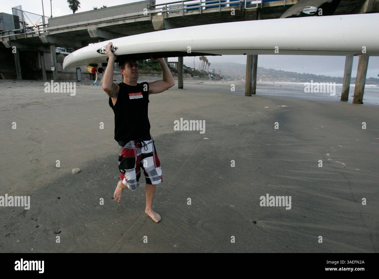 Am 5. September 2008 startete der Encinitas-Rettungsschwimmer HANS FERMAN nördlich des Scripps Pier sein Paddleboard und fuhr mit einem weiteren Abschnitt seines sechstägigen Paddels vom Border Field State Park zum San Onofre State Beach fort, um auf den Mangel an Geldern für State Parks aufmerksam zu machen. Er wird auf dem Weg von anderen Paddlern begleitet, die helfen, das Wort über die mangelnde Finanzierung zu verbreiten (Credit Image: San Diego Union-Tribune/ZUMAPRESS.com) Stockfoto Am 5. September 2008 startete der Encinitas-Rettungsschwimmer HANS FERMAN nördlich des Scripps Pier sein Paddleboard und fuhr mit einem weiteren Abschnitt seines sechstägigen Paddels vom Border Field State Park zum San Onofre State Beach fort, um auf den Mangel an Geldern für State Parks aufmerksam zu machen. Er wird auf dem Weg von anderen Paddlern begleitet, die helfen, das Wort über die mangelnde Finanzierung zu verbreiten (Credit Image: San Diego Union-Tribune/ZUMAPRESS.com) Stockfoto