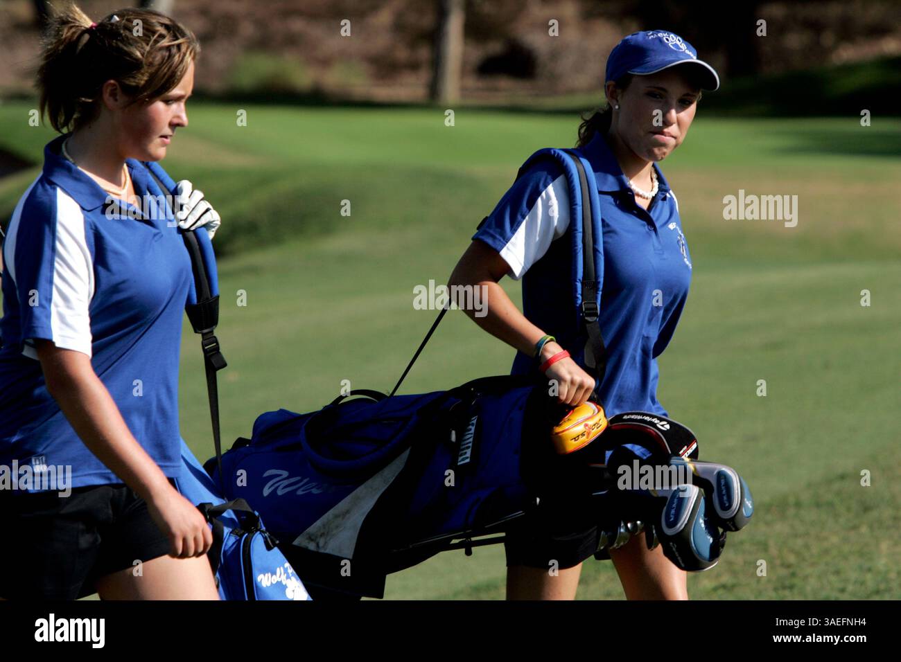16. September 2008 Santee, CA TAYLOR CRANDALL von der West Hills High School in Santee, rechts, zusammen mit PHOEBE MORRIS, links, spielt Golf während eines Turniers gegen Mt. Miguel am Dienstagnachmittag.  Foto von Laura Embry/The San Diego Union-Tribune/Zuma Press. Copyright 2008 San Diego Union-Tribune (Abbildung: San Diego Union-Tribune/ZUMAPRESS.com) Stockfoto