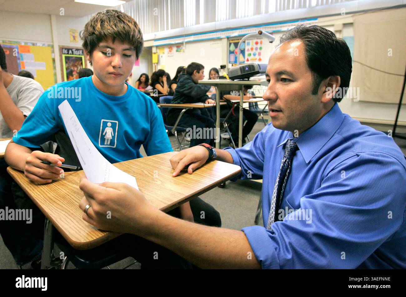 24. September 2008, Escondido, CA, USA_Mission Middle School Mathematiklehrer ALEX KAJITANI unterstützt Schüler JORGE LOA während eines Algebra-Kurses. Er wurde als einer der Lehrer des Jahres in San Diego County gewählt (Credit Image: San Diego Union-Tribune/ZUMAPRESS.com) Stockfoto
