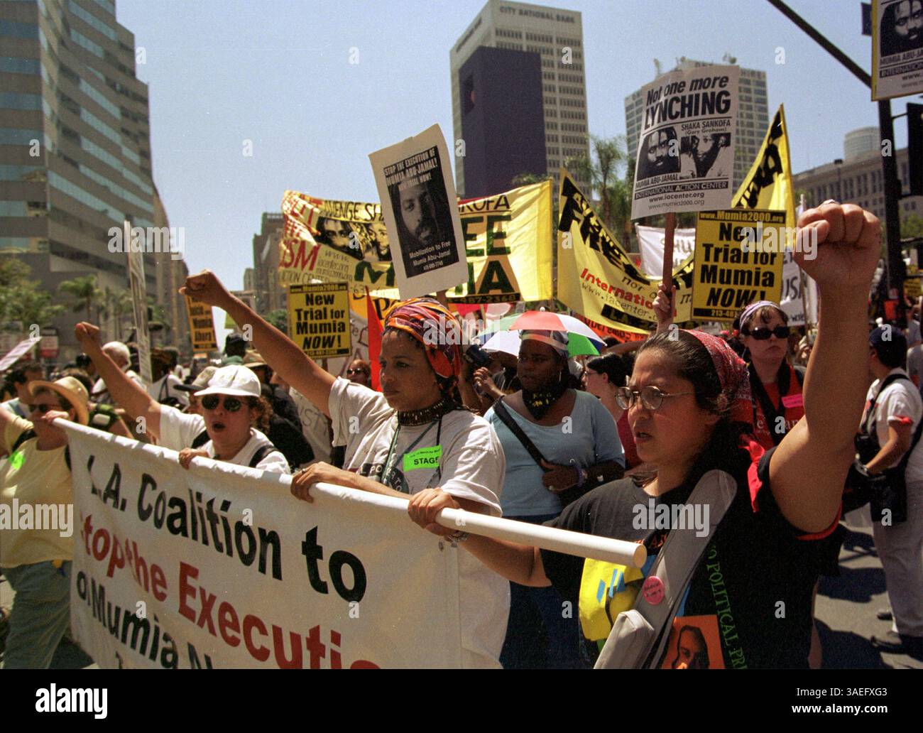 August 2000; Los Angeles, CA, USA; Tausende Demonstranten für MUMIA ABU-JAMAL, der in der Todeszelle sitzt, weil er einen Polizisten aus Philadelphia getötet hat. Demonstranten marschieren vom Pershing Square zum Staples Center bei der Democratic National Convention. (Bild: Sinartus Sosrodjojo/ZUMAPRESS.com) Stockfoto