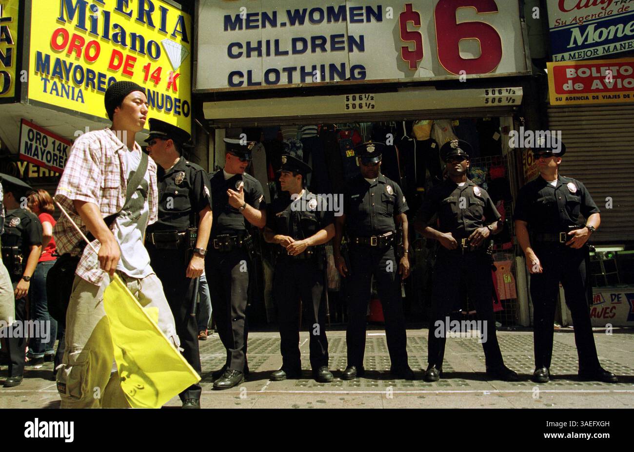 August 2000; Los Angeles, CA, USA; Tausende Demonstranten für MUMIA ABU-JAMAL, der in der Todeszelle sitzt, weil er einen Polizisten aus Philadelphia getötet hat. Demonstranten marschieren vom Pershing Square zum Staples Center bei der Democratic National Convention. (Bild: Sinartus Sosrodjojo/ZUMAPRESS.com) Stockfoto
