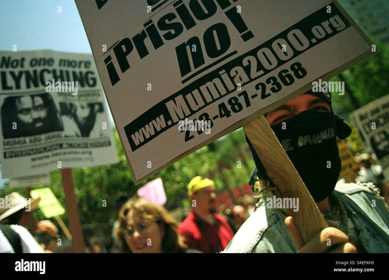 August 2000; Los Angeles, CA, USA; Tausende Demonstranten für MUMIA ABU-JAMAL, der in der Todeszelle sitzt, weil er einen Polizisten aus Philadelphia getötet hat. Demonstranten marschieren vom Pershing Square zum Staples Center bei der Democratic National Convention. (Bild: Sinartus Sosrodjojo/ZUMAPRESS.com) Stockfoto