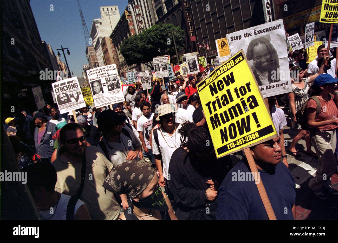 August 2000; Los Angeles, CA, USA; Tausende Demonstranten für MUMIA ABU-JAMAL, der in der Todeszelle sitzt, weil er einen Polizisten aus Philadelphia getötet hat. Demonstranten marschieren vom Pershing Square zum Staples Center bei der Democratic National Convention. (Bild: Sinartus Sosrodjojo/ZUMAPRESS.com) Stockfoto