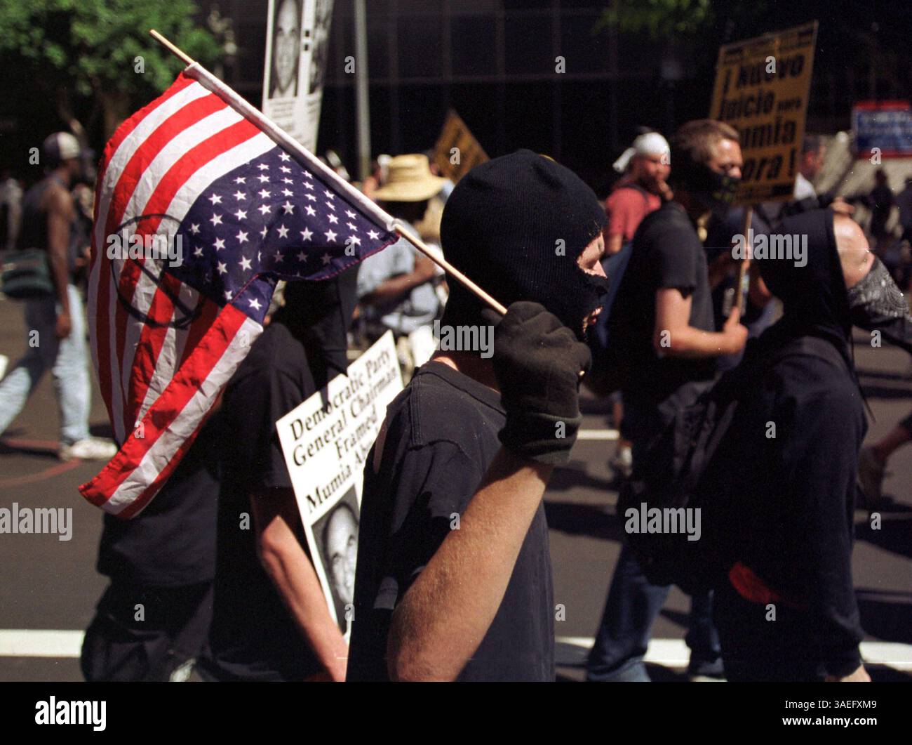 August 2000; Los Angeles, CA, USA; Tausende Demonstranten für MUMIA ABU-JAMAL, der in der Todeszelle sitzt, weil er einen Polizisten aus Philadelphia getötet hat. Demonstranten marschieren vom Pershing Square zum Staples Center bei der Democratic National Convention. (Bild: Sinartus Sosrodjojo/ZUMAPRESS.com) Stockfoto