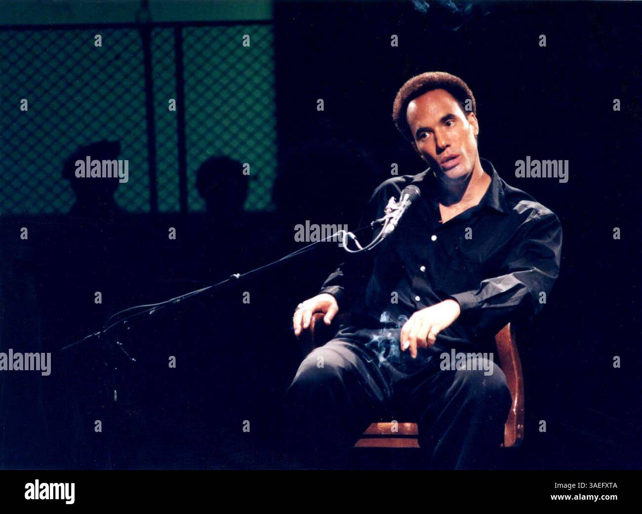 März 2001; Los Angeles, CA, USA; Schauspieler und Schriftsteller ROGER GUENVEUR SMITH präsentiert seine unverkennbare Solo-Theateraufführung mit der Rolle des umstrittenen Black Panther-Anführers Huey P. Newton in der SCHWARZEN STARZ! Originalproduktion: A Huey P. Newton Story. . (Bild: Michael Springer/ZUMAPRESS.com) Stockfoto