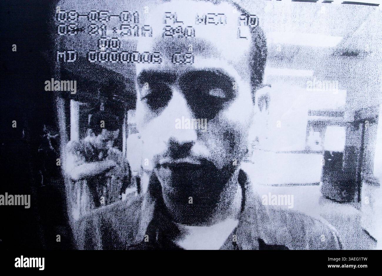 September 2001; Laurel, MD, USA; ein Überwachungsfoto von den Entführern HANI HANJOUR (R) und MAJED MOQED, die Bargeld von einem Geldautomaten erhalten. Hanjour soll am 11. September 77 der American Airlines ins Pentagon geflogen sein. Dieses Foto wurde vom FBI zu Unternehmen in der Gegend von Laurel, MD, umkreist, wo die Entführer bekanntermaßen in den Tagen vor dem Angriff gelebt haben. (Bild: Michael Springer/ZUMAPRESS.com) Stockfoto