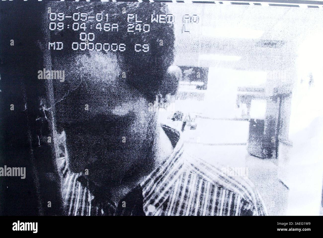 September 2001; Laurel, MD, USA; ein Überwachungsfoto des Entführers MAJED MOQED, der Geld von einem Geldautomaten bekommt. Maqued ist einer der Männer, die den American Airlines Flug 77 am 11. September ins Pentagon stürzten. Dieses Foto wurde vom FBI zu Unternehmen in der Gegend von Laurel, MD, umkreist, wo die Entführer bekanntermaßen in den Tagen vor dem Angriff gelebt haben. (Bild: Michael Springer/ZUMAPRESS.com) Stockfoto