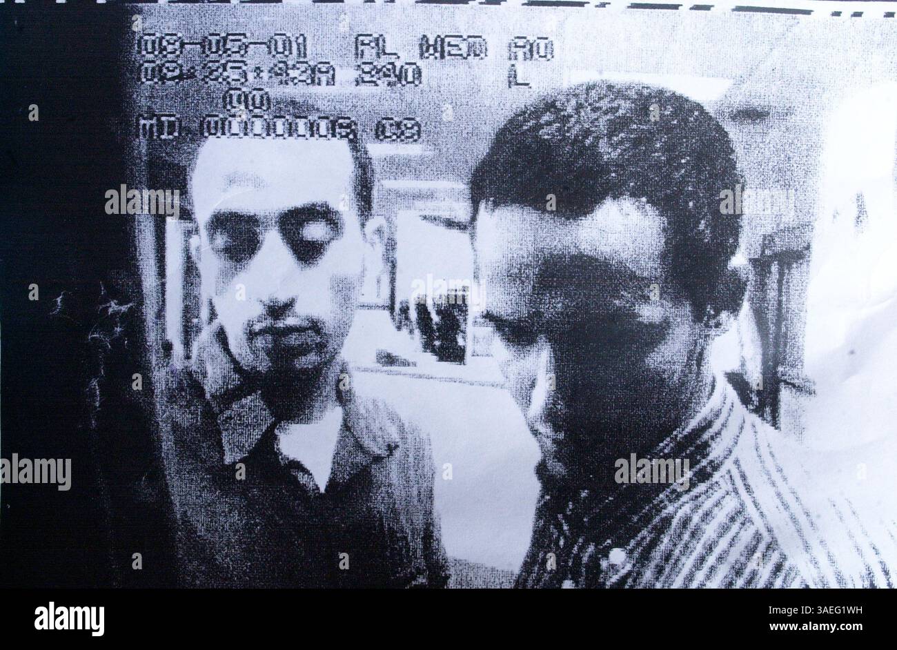 September 2001; Laurel, MD, USA; ein Überwachungsfoto von den Entführern HANI HANJOUR (L) und MAJED MOQED, die Bargeld von einem Geldautomaten erhalten. Hanjour soll am 11. September 77 der American Airlines ins Pentagon geflogen sein. Dieses Foto wurde vom FBI zu Unternehmen in der Gegend von Laurel, MD, umkreist, wo die Entführer bekanntermaßen in den Tagen vor dem Angriff gelebt haben. (Bild: Michael Springer/ZUMAPRESS.com) Stockfoto