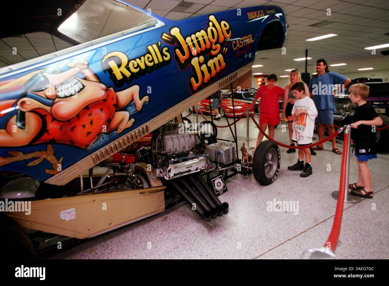 SP 23549 Lieferung an: JENKINS 13/96 - Gainsville - 2. Das ist der Teil des Drag Racing Museums. Die Familie McCoy aus Cleveland, Ohio, besucht das Museum und studiert den Motor des Jungle Jim Rennwagens. Times Foto: Kathleen Cabble Story von: JENKINS Laufdatum: 5. Mai 1996 gescannt von: cabb (Credit Image: St Petersburg Times/ZUMAPRESS.com) Stockfoto