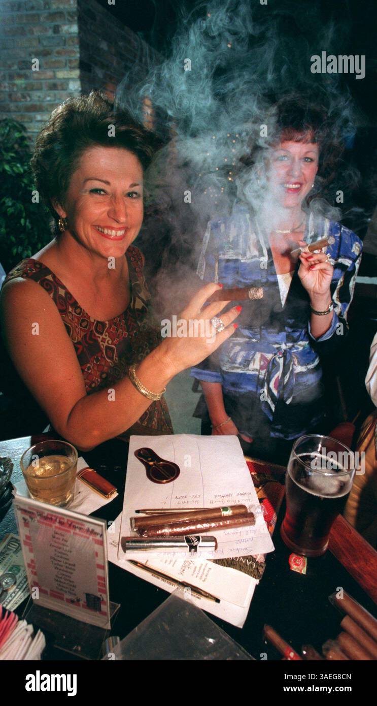 TP 33475 - - LIEFERUNG AN: Business - - 9/9/96 - - Pinellas - - BILDUNTERSCHRIFT INFO: INFO von der Fotoanfrage----- Das ist für eine Geschichte über Zigarrenrauchen und das Wiederaufleben der Popularität. Das ist das Treffen der Smokin' Kats, die sich einmal im Monat treffen, um gute Zigarren zu rauchen und im Alley Cats zu essen. Wir brauchen Aufnahmen von Vance Arnett und anderen, die auf Strähnen pusten. Die Smokin Kats halten ihr Treffen im Alley Cats Cafe in 2475 McMullen Booth Road, Oakbrook Plaza ab.-----Mel Lewis (cq)(links) und Robin Sexton (Credit Image: St Petersburg Times/ZUMAPRESS.com) Stockfoto