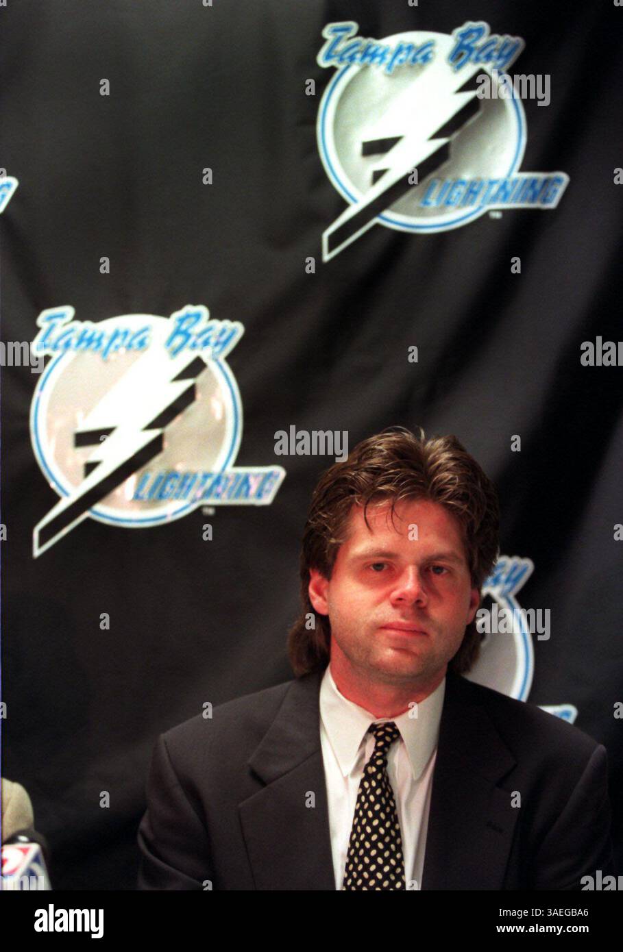 SP 36294 - - LIEFERUNG AN: SPIELPLATZ - - 11/06/96 - - Tampa - - BILDUNTERSCHRIFT INFO: Tampa Bay Lightning Torhüter Daren Puppa spricht mit den Medien, nachdem ein MRT-Scan seines Rückens einen Bandscheibenvorfall im Rücken festgestellt hat. Er wird nach Los Angeles fliegen, um eine zweite Meinung zu erhalten und mit der Behandlung beginnen. Die Ärzte gaben an, dass eine Operation eine Option wäre, wenn die Medikamente nicht funktionierten. Bei ihm ist der Geschäftsführer Phil Esposito. - - Times Foto von: Brian Baer - - Story von: Clark - - GESCANNT VON: - ERSCHEINUNGSDATUM: 11.07.96. (Bild: St. Petersburg Times/ZUMAPRESS.com) Stockfoto