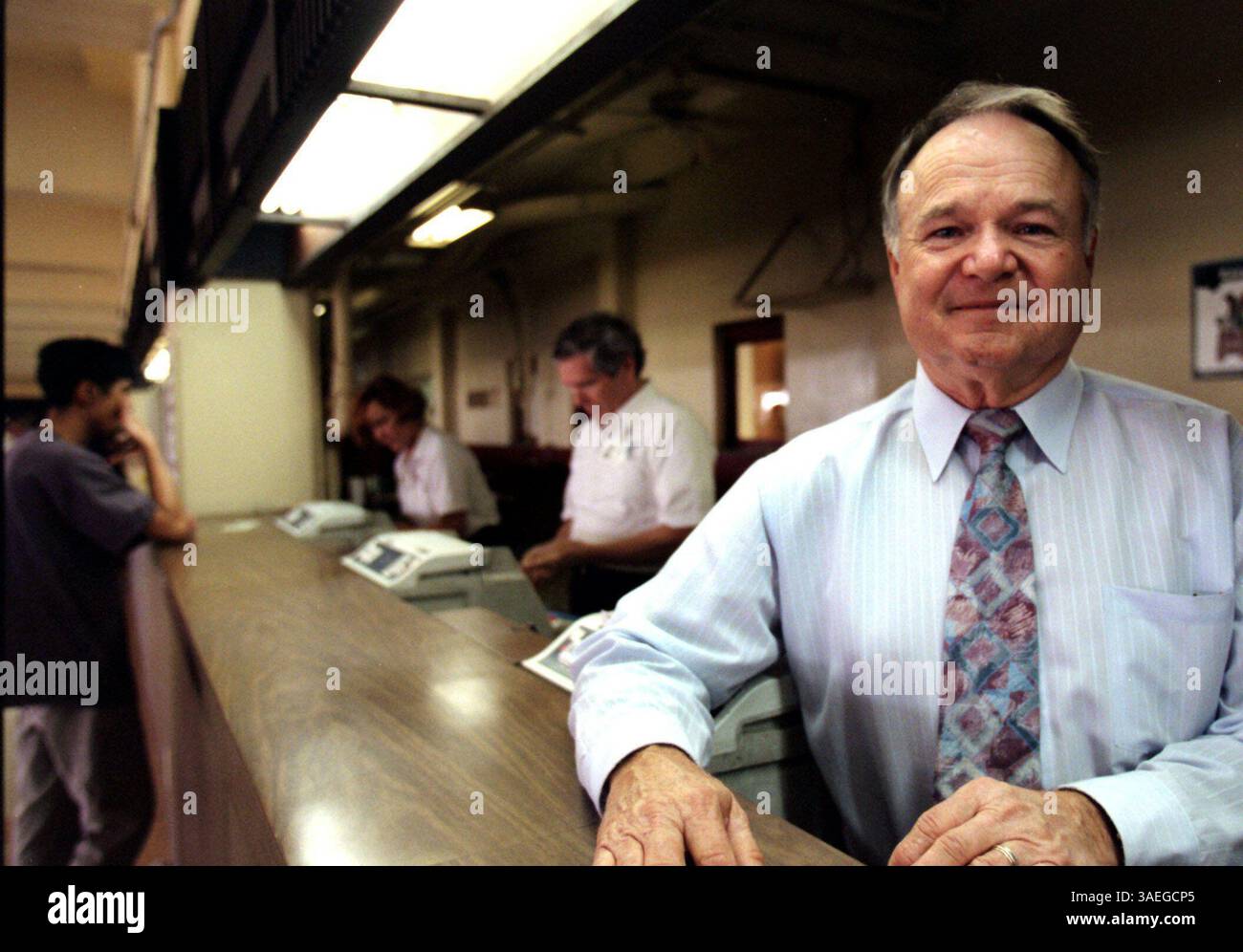 SP 41792 - - LIEFERUNG NACH: FLO - - 1/27/97 - - St. Petersburg - - TITEL INFO: MONTAG-1/27/97- St.. Pete -Deby Lane Dog Track=Story handelt von den 5-6 Mitarbeitern bei Derby Lane, die seit 35 Jahren oder länger dort sind. DAS FOTO von Charles Colston aka Charlie Colston begann 1955 in Head of Ticket salers for Wetten. - - Times Foto: Fred Victorin - - Geschichte von: T. ZUCCO - - GESCANNT VON: - - ERSCHEINUNGSDATUM: 4/97 (Credit Image: St Petersburg Times/ZUMAPRESS.com) Stockfoto