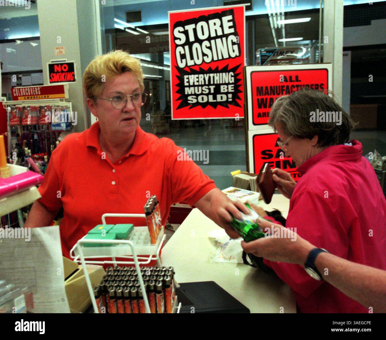 SP 42208 - - LIEFERUNG AN: NEIGH TIMES - - 1/30/97 - - St petersburg - - BILDUNTERSCHRIFT INFO: Fotos von McCrory s im Gateway Shopping Center an der 9th Street North und 78th Ave. Nord in St. Petersburg. Das Geschäft wird bald geschlossen.**** Kassierer Joann James (cq) (links) hat der Kundin Theresa Bickford geholfen (Credit Image: St Petersburg Times/ZUMAPRESS.com) Stockfoto