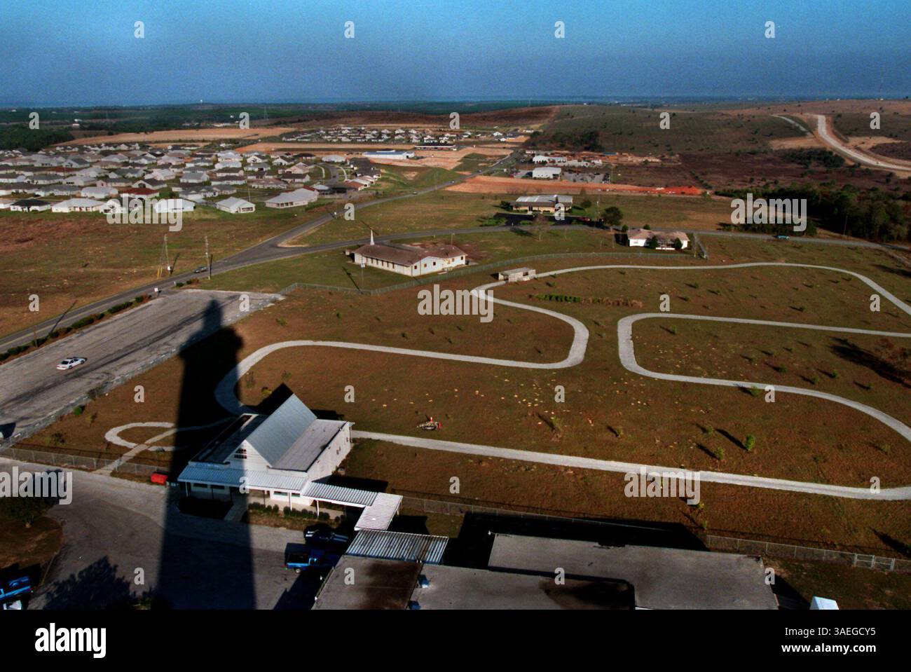 SP 42433 - - LIEFERUNG AN: Flo - - 1/23/97 - - - BILDUNTERSCHRIFT INFO: Bilder zu einer Geschichte über den Florida Citrus Tower in Clermont, FL. Der Turm ist 25 Fuß hoch und wurde 1956 eröffnet, als er 17 Millionen Orangenbäume überblickte und Tausende von Besuchern hatte. Jetzt übersieht er größtenteils die Entwicklungen. Greg Homan, der neue Besitzer, hofft, dass er den Turm wieder zu seinem früheren Ruhm bringen kann. Dies ist eine Übersicht vom Turm. Der Schatten des Turms ragt über der Landschaft. Der Bereich direkt hinter dem Turm war ein Orangenhain und Besucher konnten durch den Wald in Karren herumfahren Stockfoto