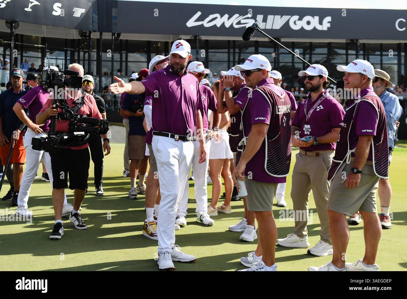 Doral, USA. April 2025. Marc Leishman vom Ripper GC spricht mit seinem Caddie nach dem letzten Tag des LIV Golf Invitational 2025 - Miami am 6. April 2025 auf dem Trump National Golf Course in Doral, Florida. (Foto: JC Ruiz/SIPA USA) Credit: SIPA USA/Alamy Live News Stockfoto