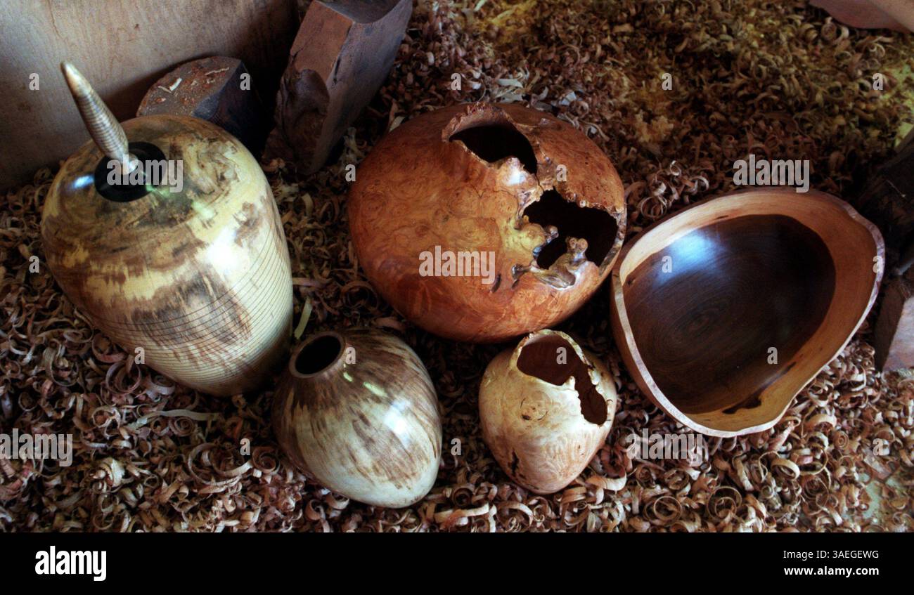 NP 45802 - - LIEFERUNG AN: np Desk - - 4/4/97 - - Tarpon Springs - - BILDUNTERSCHRIFT INFO: Lawrence W. Hasiak (cq) ist einer von 225 Künstlern, die am nächsten Wochenende beim Tarpon Springs Arts and Crafts Festival in der Stadt sein werden, dem 23. Jährlichen Festival am Spring Bayou. Foto Nr. 2- (von links nach rechts) von links ist ein hohes, hohles Gefäß, das aus Grapefruitholz gewendet wird. Die graduierten Ringe werden während der Herstellung des Stücks eingebrannt. Der Deckel ist abnehmbar. Als Nächstes besteht dieses große Stück aus Ahornmehl. Das mittlere Stück aus hellem Holz mit dunkler Streifenbildung, das der Künstler als sein Dumpholzstück bezeichnet. (Bild: St. Petersbu Stockfoto