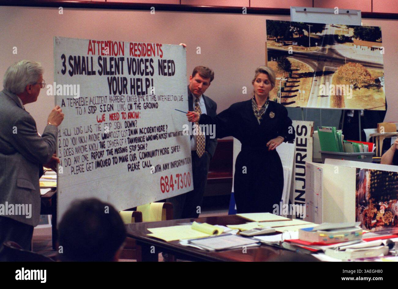 TP 47841 - - LIEFERUNG AN: Tampa-Schalter - - 5/13/97 - - Tampa - - BILDUNTERSCHRIFT INFO: Totschlag gegen drei Jugendliche, die beschuldigt wurden, einen tödlichen Unfall verursacht ZU haben, indem ein Stoppschild an der Kreuzung Lithia-Pinecrest Boulevard und Keysville Road entfernt wurde. Staatsanwalt Leland Baldwin liest ein Schild, das sich an der Kreuzung Lithia-Pinecres Boulevard-Keysville Road befand. Sie verhörte Robert Fulks, den Weißen, der sagte, dass er täglich an der Kreuzung vorbeifuhr, um zur Arbeit und zurück zu gehen. - - Times Foto von: Fraser Hale - - Geschichte von: Carlton - - GESCANNT VON: fh - - ERSCHEINUNGSDATUM: 14/97 (Kreditbild: Stockfoto