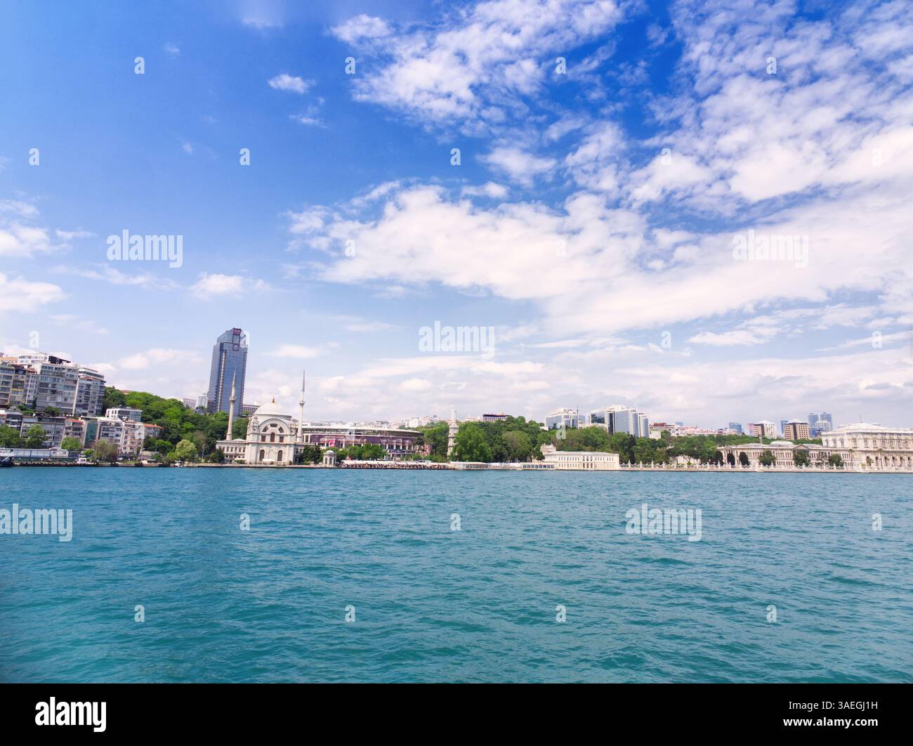Blick auf Istanbuls Uferpromenade mit historischen Gebäuden und modernen Wolkenkratzern entlang des Bosporus Stockfoto