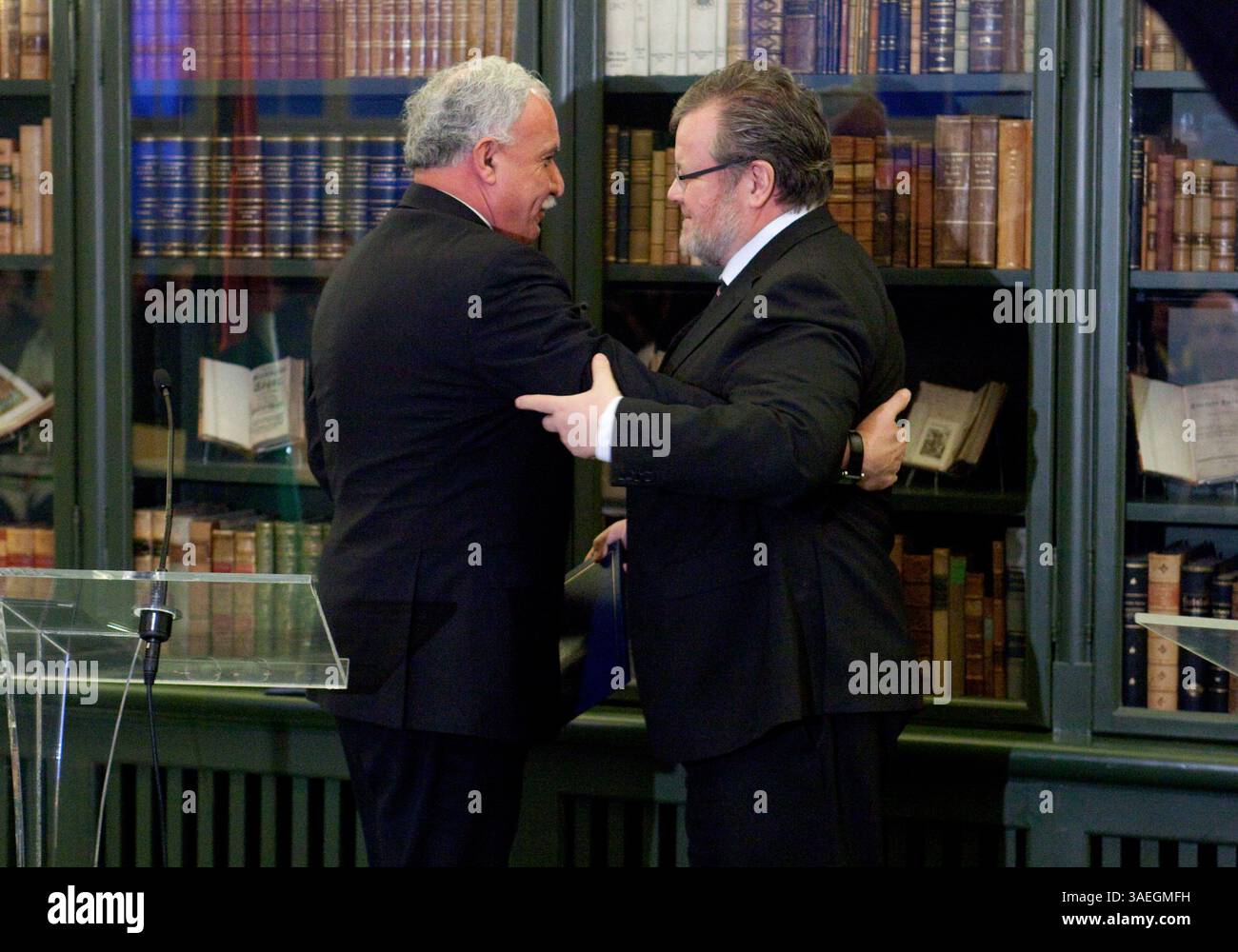 15. Dezember 2011 – Reykjavik, Island – Island war das erste westeuropäische Land, das Palästina als unabhängigen Staat anerkannte. Bei einer feierlichen Zeremonie in Island unterzeichnete der isländische Außenminister OSSUR SKARPHEOINSSON (Bart) eine förmliche Erklärung der isländischen Regierung an den palästinensischen Außenminister Dr. RIAD MALKI und übergab sie. Islands formelle Anerkennung der Unabhängigkeit und Souveränität Palästinas sowie die Aufnahme diplomatischer Beziehungen zwischen den beiden staaten wurde angekündigt. Es wird angenommen, dass westeuropäische Länder Island in seinen Maßnahmen folgen werden Stockfoto