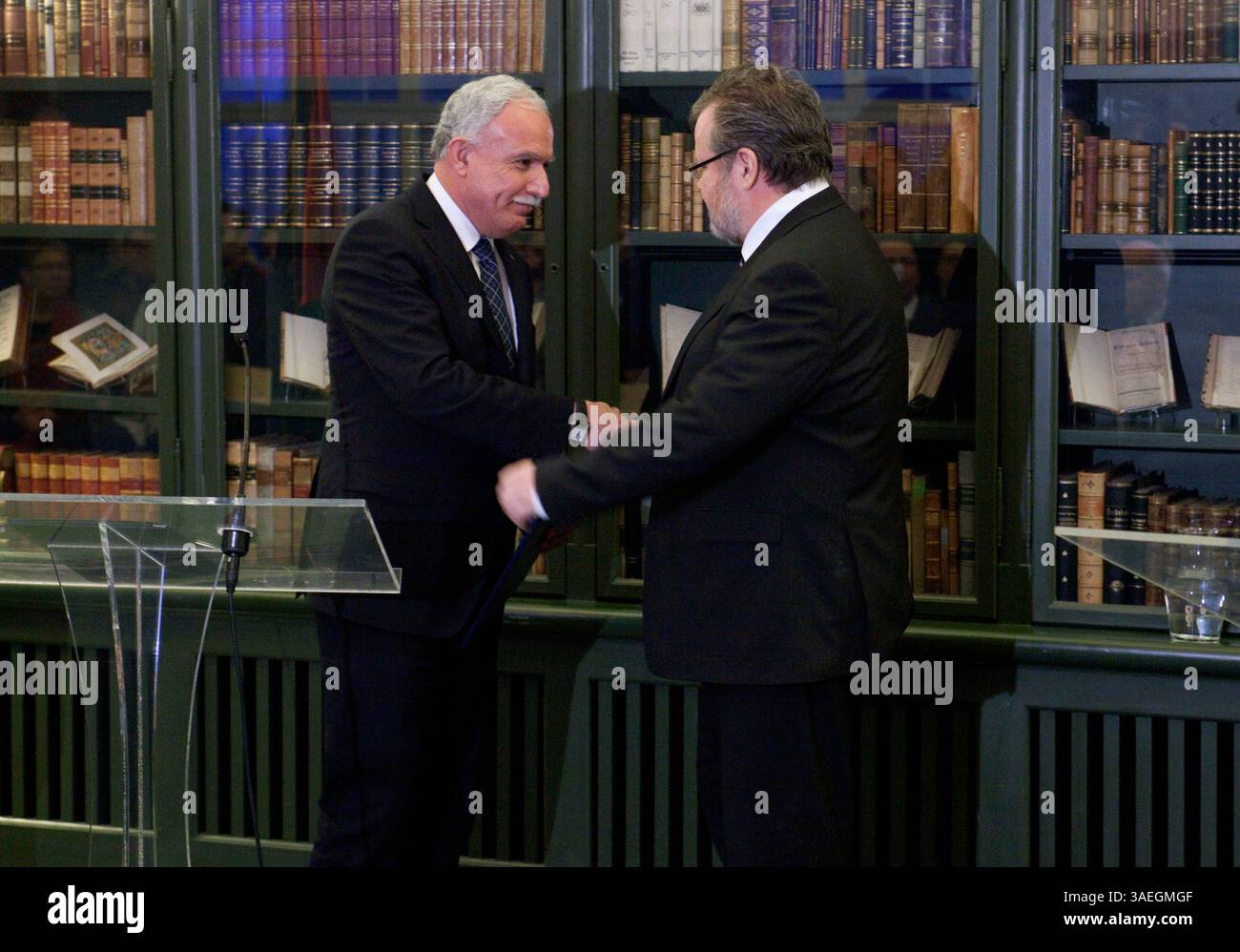 15. Dezember 2011 – Reykjavik, Island – Island war das erste westeuropäische Land, das Palästina als unabhängigen Staat anerkannte. Bei einer feierlichen Zeremonie in Island unterzeichnete der isländische Außenminister OSSUR SKARPHEOINSSON (Bart) eine förmliche Erklärung der isländischen Regierung an den palästinensischen Außenminister Dr. RIAD MALKI und übergab sie. Islands formelle Anerkennung der Unabhängigkeit und Souveränität Palästinas sowie die Aufnahme diplomatischer Beziehungen zwischen den beiden staaten wurde angekündigt. Es wird angenommen, dass westeuropäische Länder Island in seinen Maßnahmen folgen werden Stockfoto