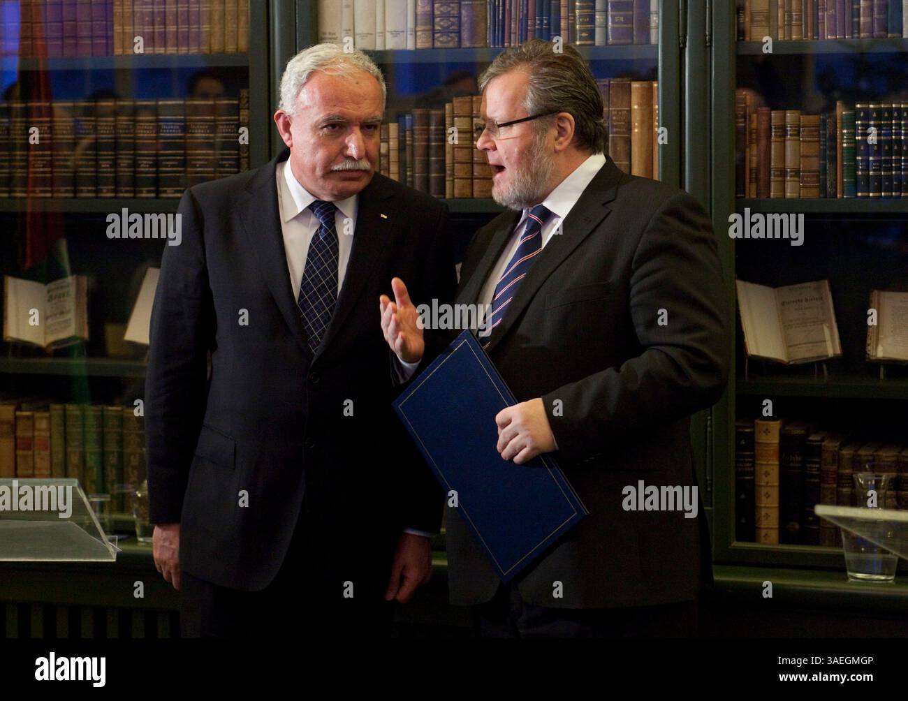 15. Dezember 2011 – Reykjavik, Island – Island war das erste westeuropäische Land, das Palästina als unabhängigen Staat anerkannte. Bei einer feierlichen Zeremonie in Island unterzeichnete der isländische Außenminister OSSUR SKARPHEOINSSON (Bart) eine förmliche Erklärung der isländischen Regierung an den palästinensischen Außenminister Dr. RIAD MALKI und übergab sie. Islands formelle Anerkennung der Unabhängigkeit und Souveränität Palästinas sowie die Aufnahme diplomatischer Beziehungen zwischen den beiden staaten wurde angekündigt. Es wird angenommen, dass westeuropäische Länder Island in seinen Maßnahmen folgen werden Stockfoto